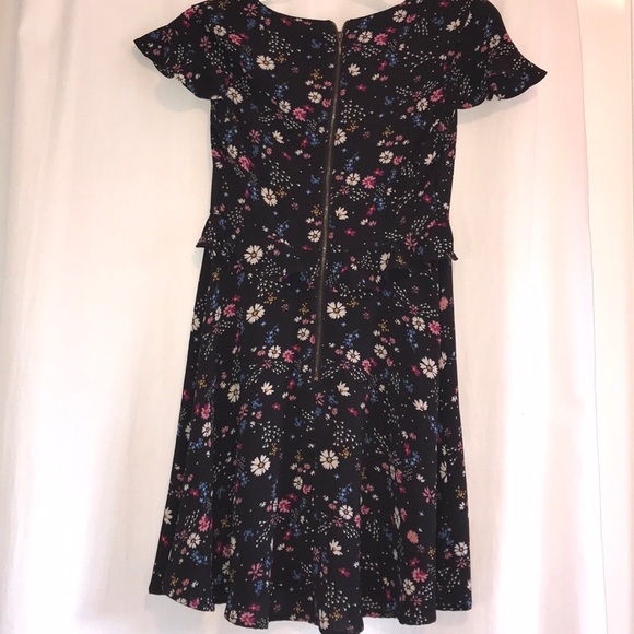Women’s Floral Print Flutter Sleeve Dress - Picture 3 of 3
